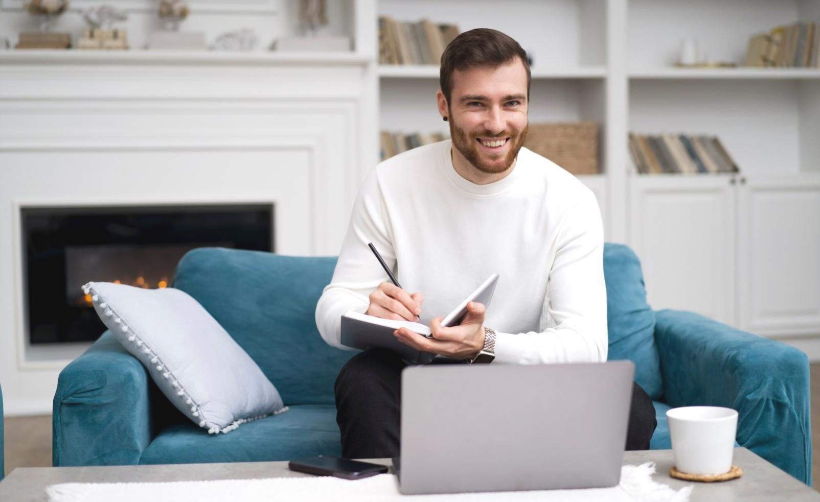 Espacio de trabajo colaborativo donde profesionales desarrollan proyectos tecnológicos innovadores